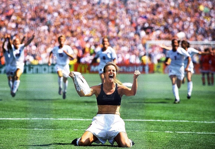 87: Brandi Chastain: 10/7/1999, Sân vận động Rose Bowl, Pasadena, California. Chung kết World Cup Nữ 1999. Chủ nhà Hoa Kỳ đối đầu Trung Quốc. Trận đấu bước vào loạt sút luân lưu và Trung Quốc đã đá hỏng 1 lần. Hậu vệ Brandi Chastain đứng trước cơ hội mang vinh quang về cho Mỹ trên sân nhà. Và cô đã thành công! Chastain, quá xúc động trước chiến thắng, đã cởi áo đấu ra và quỳ trên nền cỏ với chỉ bộ áo ngực thể thao trên người.